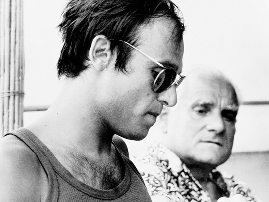 Mario Schifano con Alberto Moravia durate le riprese del film "Umano non umano"