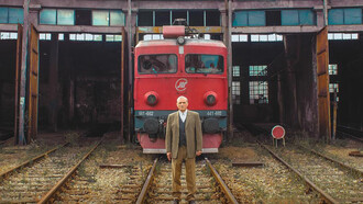 O Diário de um Maquinista explora a introspecção de um maquinista marcado por tragédias involuntárias e contrasta o humor com o drama para refletir sobre a vida, a morte e os medos que carregamos