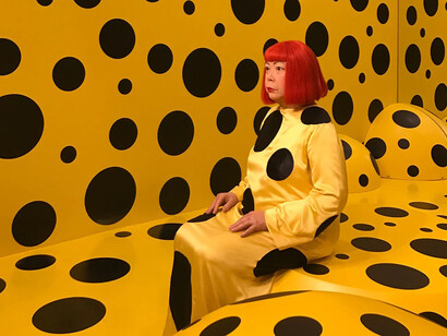 Yayoi Kusama en su instalación «Obsesión por los puntos»