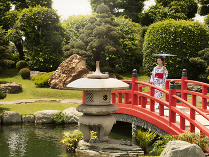 Dentro del caos encantador de la ciudad, este espacio ofrece un respiro contemplativo y armónico