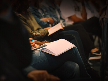 El lobo ataca con los dientes y el toro con los cuernos. Vamos, que cada uno se defiende como puede