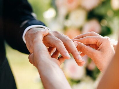 In epoca contemporanea, si è assistito a un calo significativo dei matrimoni tradizionali, con una crescita di convivenze, unioni civili e famiglie non convenzionali, segnando una trasformazione radicale della concezione stessa di coppia