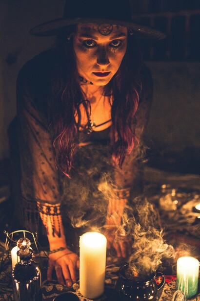 O sangue que preenche o cálice não é o da “vítima”, mas o da própria oferenda: o sacrifício do ego humano. Ao se entregar ao prazer consciente, o iniciado atravessa o abismo da dualidade e experimenta a dissolução do “eu”, o momento em que a separação entre o humano e o divino deixa de existir. Por isso, Babalon é chamada “Senhora do Abismo”: ela é o portal da transmutação, o espaço onde a identidade se desfaz para dar lugar à unidade