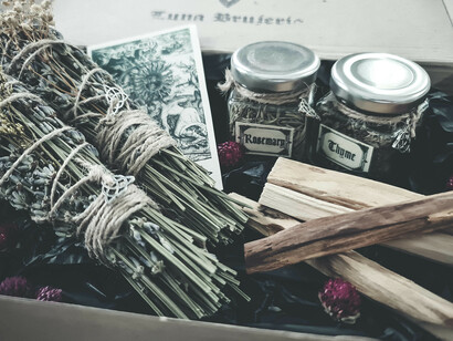 Palermo del '600. Ecco che con questo veleno molte donne nel ’600 rivendicavano la propria libertà dai matrimoni imposti in tenera età, unioni infelici tra persone incompatibili dove la donna era soggetta spesso e volentieri a vessazioni, violenza domestica e completa sottomissione al marito