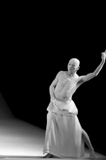 Una performance presentata al Festival Cervantino dal titolo "Kagemi: oltre la metafora degli specchi", Sankai Juku appartiene alla seconda generazione di gruppi di danza Butoh, un movimento emerso negli anni Settanta come espressione critica della coscienza umana