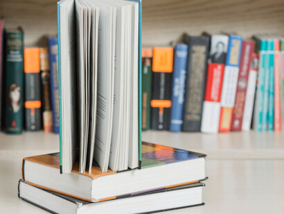 Libros en una biblioteca. Jodorowsky se ha nutrido de la alta cultura, la cultura popular, diversas tradiciones religiosas y finalmente del psicoanálisis y la psicoterapia
