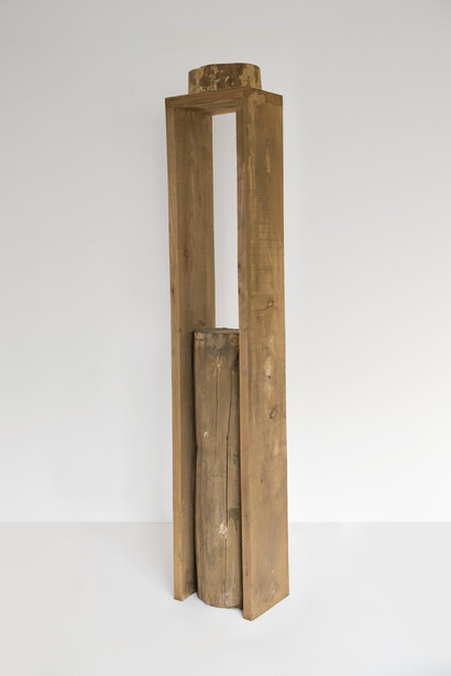 Kishio Suga, Lateral Condition, 1975, Wood, log, 128,6 x 28,5 x 16,5 cm, 50 5/8 x 11 1/4 x 6 1/2 inches © Kishio Suga, Courtesy of the artist and Almine Rech Gallery