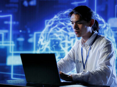 Tecnico che esegue simulazioni di IA che si spingono all'incrocio tra intelligenza artificiale, filosofia e tecnologia, esaminando l'interazione uomo-macchina e il ruolo trasformativo dell'IA nell'istruzione e nella medicina