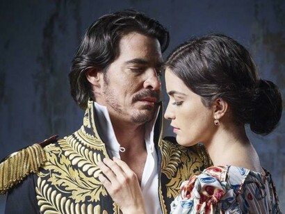 Manuela Sáenz e Bolívar. Dal momento in cui Manuela si legò a Bolívar, si occupò della protezione del "Libertador", organizzando squadre d’informazioni per creare un servizio d’intelligence tattico e strategico di livello