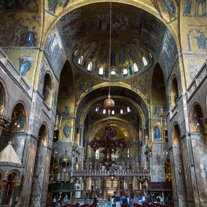 L’acustica della Basilica di San Marco è caratterizzata da un lungo tempo di riverberazione, che amplifica e prolunga il suono delle voci e degli strumenti. Basilica di San Marco, Venezia, Italia