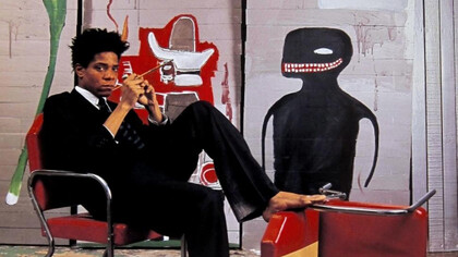 L'artista Jean-Michel Basquiat nel suo studio in Great Jones Street, New York, accanto all'opera 'Untitled' (1985)