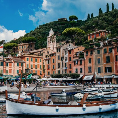 Portofino, Liguria, Italia, concentra in uno spazio ristretto paesaggio, nautica, hospitality e marchi internazionali, diventando una destinazione associata al lusso