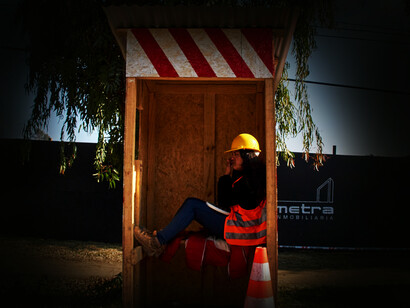 Mujer trabajadora en una obra de construcción en Zapallar, Chile