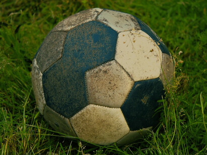 Balón de futbol gastado y sucio