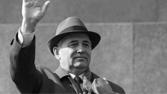 Mikhaïl Gorbatchev. Il est le dernier grand homme d'État, dirigeant de l'URSS : c'est toute une époque qui disparaît