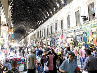 El zoco Al-Hamidiyah comienza en la calle Al-Thawra y termina en la plaza de la Gran Mezquita Omeya. Los techos de hojalata del zoco Al-Hamidiyeh datan de la remodelación otomana del siglo XIX de los zocos principales. 
Damascus, Siria