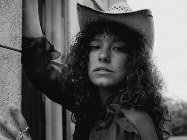 Mulher com chapéu de cowboy. Do final dos anos 1930 aos anos 1960, o faroeste viveu sua era de ouro. Uma produção massiva de filmes, novos astros e realizadores, americanos e de outras nacionalidades surgiram