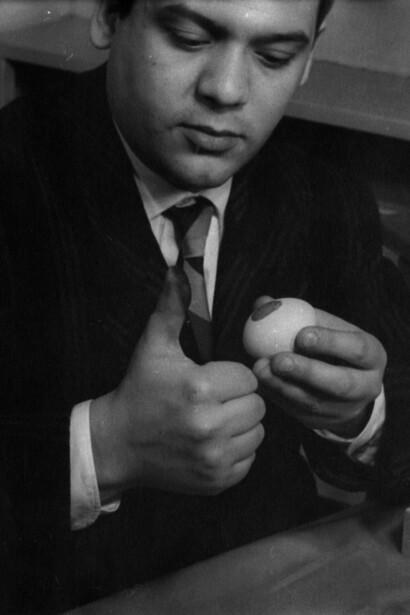 Piero Manzoni durante le riprese del cortometraggio sulle Uovascultura ,presso lo studio del Filmgiornale SEDI, Milano,1960