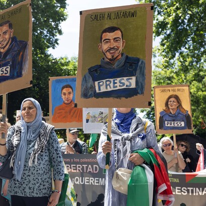 I manifestanti portano ritratti commemorativi dipinti a mano dei giornalisti palestinesi Anas Al-Sharif, Khaled El-Shawa e Saleh Al-Jafarawi lungo il Paseo del Prado, vicino al Giardino Botanico Reale, a Madrid il 17 maggio 2026, durante una marcia per commemorare il 78° anniversario della Nakba, lo sfollamento di massa dei palestinesi che accompagnò la fondazione dello Stato di Israele nel 1948