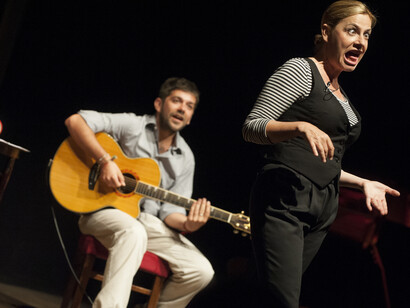 Maria Cassi accompagnata dalla chitarra
