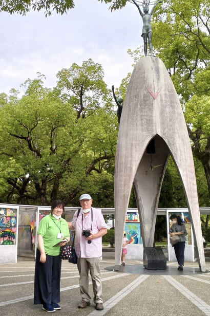 Felipe Sérvulo con su guía en el Parque de la Paz, Hiroshima