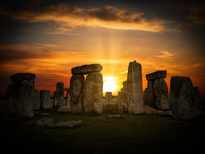 Stonehenge, Angleterre. Ce positionnement précis, sur des croisements énergétique, additionné à des alignements avec des solstices, nous indiquent qu’il s’agit avant tout d’une gigantesque machine ayant pour rôle de canaliser et de concentrer les énergies cosmiques 

