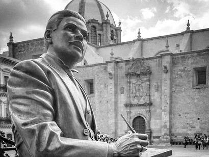 Escultura de Ramón López Velarde en la Plaza de Armas de Zacatecas, México