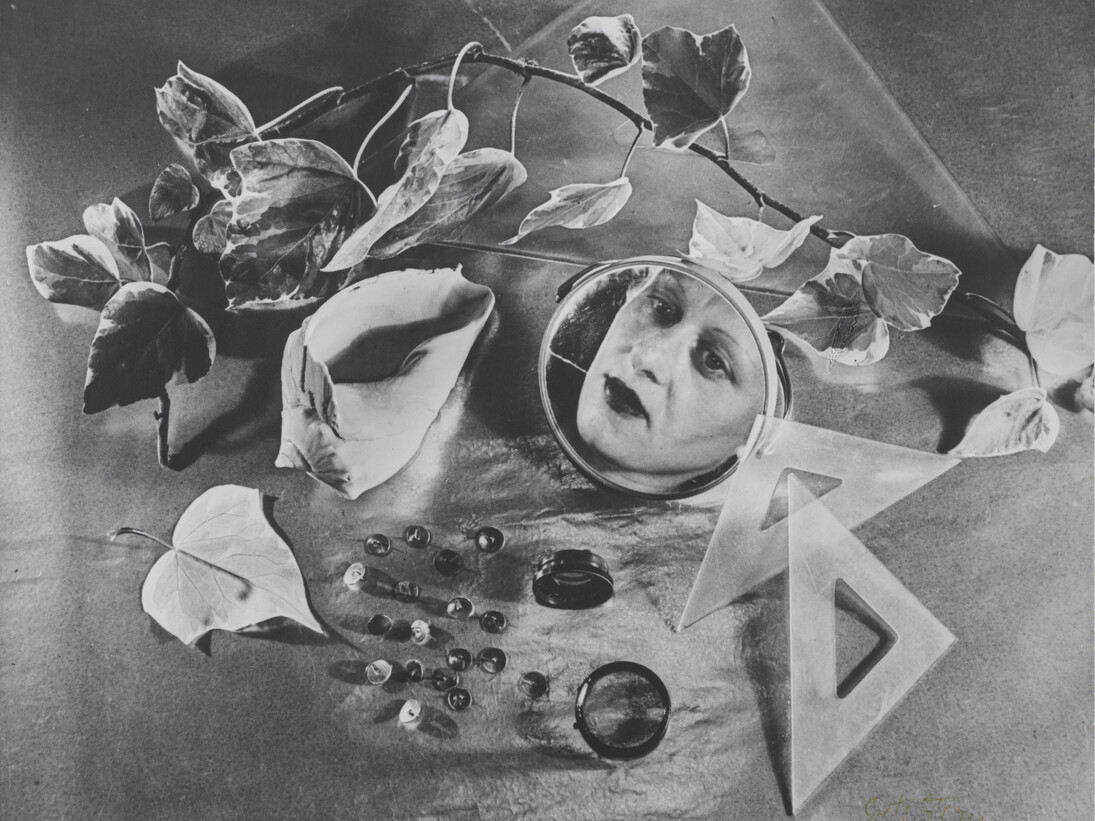 Grete Stern. Autorretrato (Self-Portrait). 1943. Gelatin silver print, printed 1958, 8 11/16 x 11″ (22 x 28 cm). Estate of Horacio Coppola, Buenos Aires © 2015 Estate of Horacio Coppola