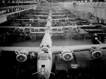 Production of B-24E (Liberator) bombers at Ford’s Willow Run Plant in Michigan. The image looks down one of the assembly lines where large numbers of aircraft were manufactured during the Second World War. Designed for long-range, high-altitude precision bombing, the B-24E Liberator saw extensive service across the Pacific, North Africa, Europe, and the Aleutian Islands. Source: Library of Congress