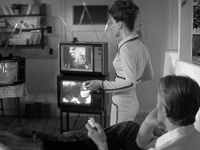 Candy Clark y David Bowie en un fotograma del filme, «The Man Who Fell to Earth»