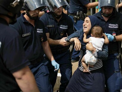 La policía trata de frenar a los migrantes