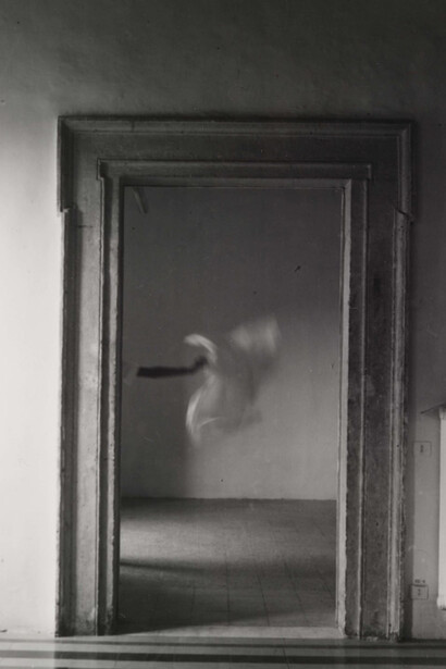 Francesca Woodman, From Angel Series, Rome Italy, 1977. Louisiana Museum of Modern Art. Donation: Betty og George Woodman. Poto: Poul Buchard / Brøndum & Co Copyright credit: © courtesy Charles Woodmann / Estate of Francesca