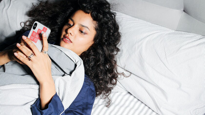 Estudante não consegue despertar sem olhar o celular