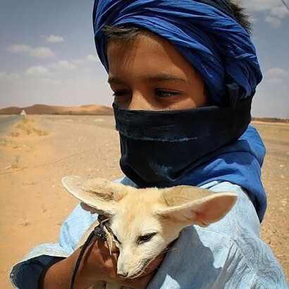 Jeune homme du désert. L'auteur a eu le plaisir de rencontrer des gens merveilleux en Algérie, avec une charge d'affection exceptionnelle commune à tous les peuples méditerranéens

