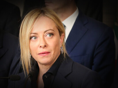 Giorgia Meloni es una política italiana que se desempeña como Primera Ministra de Italia desde el 22 de octubre de 2022, la primera mujer en ocupar este cargo