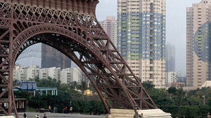 A Torre Eiffel chinesa não está em um ambiente tão glamoroso