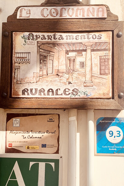 Cartel de La Columna, Apartamentos rurales en Chichón, Madrid, España