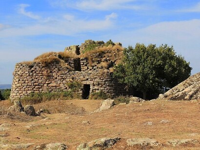 Ogni nuraghe sembra una soglia, un punto d’incontro tra ciò che è stato e ciò che potrebbe ancora accadere