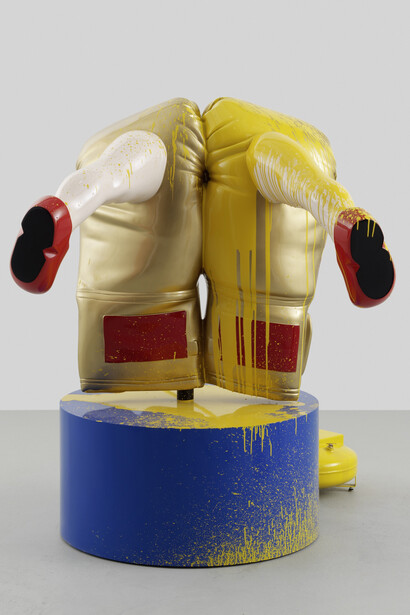 Richard Jackson, Boxing Gloves, 2013, Fiberglass, wood, paint, compressor, 158 x 110 x 128 cm / 62 1/4 x 43 1/4 x 50 3/8 inches, Piece unique, ourtesy of the artist, Hauser & Wirth and Galerie G-P & N Vallois, Paris