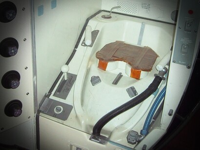 Il bagno dello Space Shuttle in mostra al Johnson Space Center di Houston, 2002