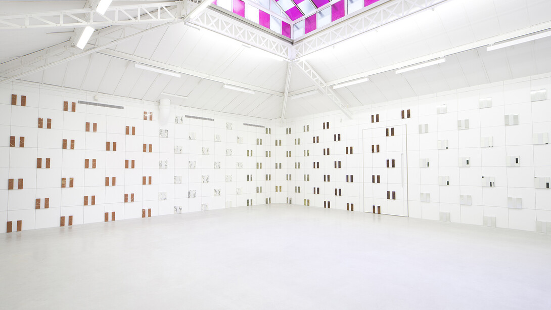 Toutes les images: Daniel Buren « Photos-souvenirs » : Vue de l’exposition / View of the exhibition « Au fur et à mesure, travaux in situ et situés », kamel mennour (6 rue du Pont de Lodi), Paris, 2015 © ADAGP Daniel Buren, Photo: Fabrice Seixas, Courtesy the artist and kamel mennour, Paris