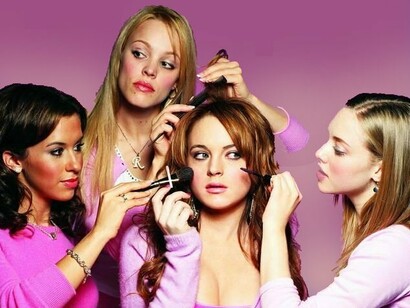 Regina George com as outras Meninas Malvadas. Cady Heron é uma garota inocente que veio da África para estudar pela primeira vez em um colégio (antes ela estudava em casa) e com o passar do filme acaba se tornando uma Regina George