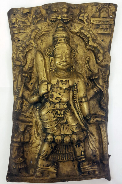 Vīrabhadra sontuosamente abbigliato. India. Fusione in lega di rame (ottone). Cm. 34 x 20.