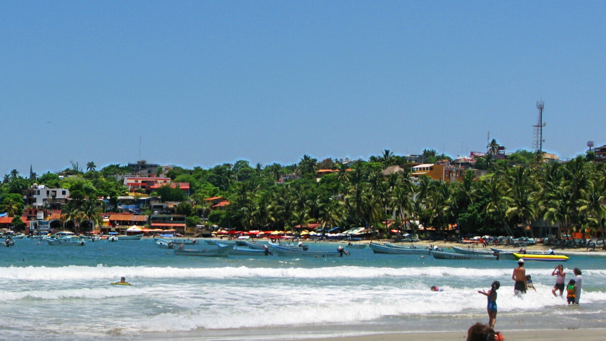 Las playas de Puerto Escondido, Oaxaca, México, ofrecen escenarios diversos, donde cada rincón revela una personalidad distinta entre el mar, la arena y la vegetación tropical