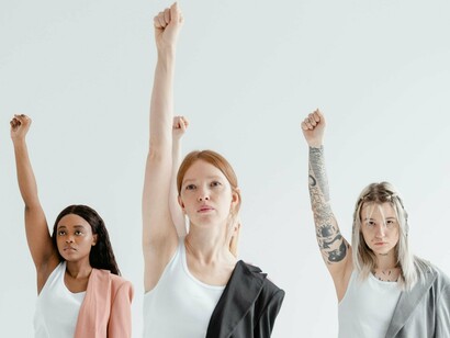 Outra razão pode passar pelo fato de os homens ocuparem cargos com melhores remunerações do que os das mulheres num determinado setor”. Mais à frente, a mesma fonte refere que 28% das mulheres trabalham a tempo parcial (dados de 2022)