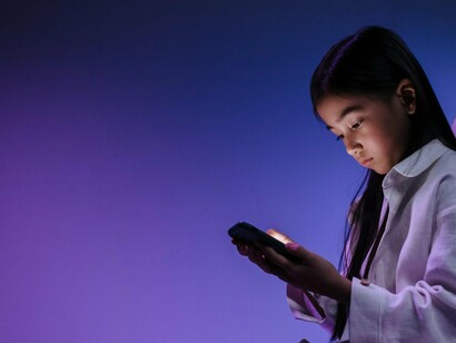 A inteligência artificial, o avanço da ciência, da tecnologia, a influência da mídia, das músicas, da cultura e do conhecimento que adquirimos ao longo da vida são alguns dos fatores externos que podem contribuir sobre o nosso poder de decisão e nos dar uma falsa ideia de liberdade