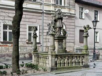 Denkmal für Sankt Johannes Nepomuk mit Balustradengeländer und Engel auf dem Platz Kościelny in Glatz 