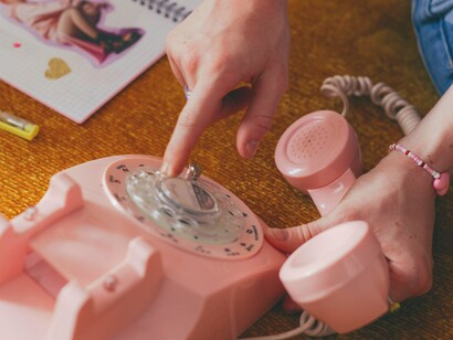 Aparelho de telefone típico dos anos 1990. Enquanto os anos 1990 eram marcados por uma vida mais lenta e tangível, o mundo de hoje é rápido e digital, oferecendo novas possibilidades, mas também novos desafios