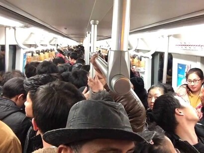 Vagón de metro lleno