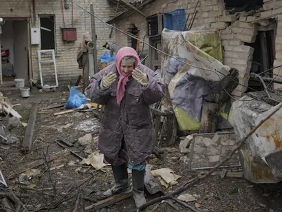 Conflitto Russia-Ucraina: anziana donna davanti alla sua casa distrutta. La guerra in Ucraina ha prodotto una accelerazione del processo di disgregazione dell'Unione Europea